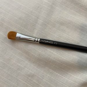 MAC 252 angled shadow brush